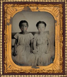 Porträtt av två flickor,ca. 1860 (foto) av American Photographer