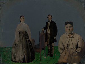 Porträtt av två kvinnor och en man,1860-talet (foto) av American Photographer