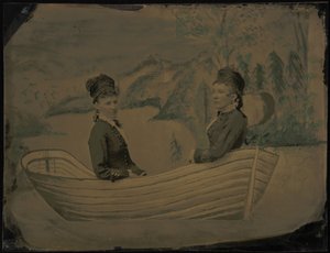 Porträtt av två kvinnor i en båt,1880-tal (foto) av American Photographer