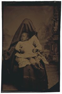 Porträtt av en dold kvinna och ett barn,ca. 1875 (foto) av American Photographer