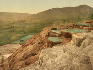 Predikstolsterrasser från ovan, Yellowstone National Park, ca 1898 (photochrom) av American Photographer
