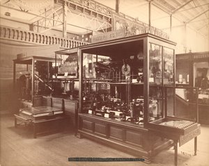 Rudolph Koenigs utställning, Philosophical Apparatus, Huvudutställning, Centennial International Exhibition, Philadelphia, 1876 (silveralbumintryck) av American Photographer