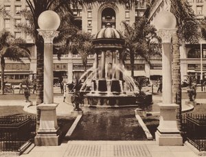 San Diego: Elektrisk fontän i Plaza Park, mot US Grant Hotel, skänkt till staden av Louis J Wilde (svartvitt foto) av American Photographer