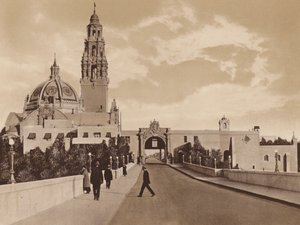 San Diego: Västra porten till Panama-California Exposition visar tornet och kupolen på California Building (svartvitt foto) av American Photographer
