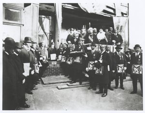 Schomburg bland frimurare och Odd Fellows vid hörnstensnedläggningen av det joniska templet av American Photographer