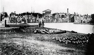 Södra sidan av Canal Basin, Richmond, Virginia, april 1865 (s/v foto) av American Photographer