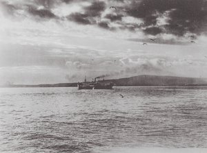 Ångaren Oshkosh lämnar Long Beach på sin jungfruresa (svartvitt foto) av American Photographer