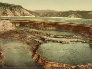 Summit Basin, Mammoth Hot Spring, Yellowstone National Park, ca 1898 (photochrom) av American Photographer