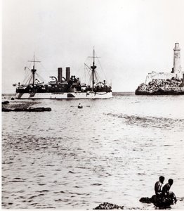 USS Maine anlöper hamnen i Havanna, Kuba, 1898 (se 206526, 206527) av American Photographer