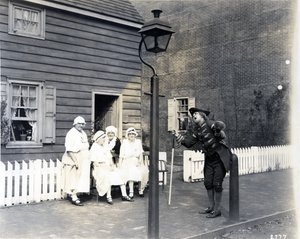Town Crier on the High Street, 1926 (gelatinsilvertryck) av American Photographer