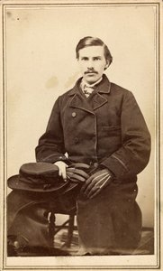 Oidentifierad man i överrock med mössa och handskar av American Photographer