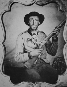 Okänd konfedererad soldat poserar i fotografens studio (s/v foto) av American Photographer