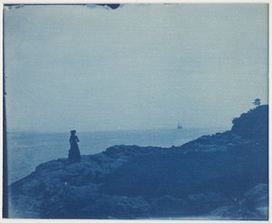 Kvinna som tittar på Schooner från en klippig udde av American Photographer