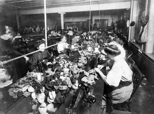 Kvinnor som syr nallar i en fabrik, ca 1915 av American Photographer
