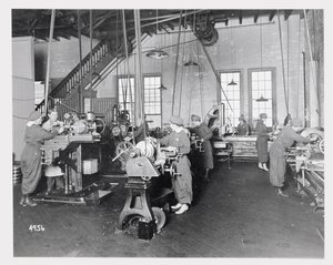 Women working in factories during World War I, c.1917  av American Photographer