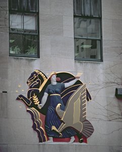 Allegorisk scen som visar en falk och en olivkvist, från utsidan av en av de 14 byggnaderna, byggda 1931-40 av American School