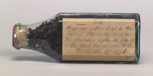 Boston Tea Party teblad i en glasflaska, insamlade av T.M. Harris, Dorchester Neck, december 1773 av American School