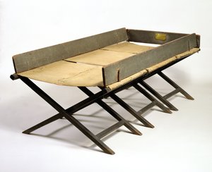 Camp Bed sägs ha använts av George Washington i Valley Forge, ca 1777-85 (trä, duk och järn)
