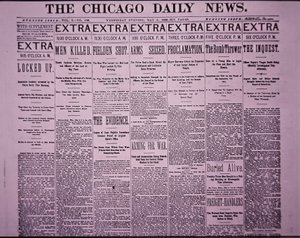 Framsidan av Chicago Daily News som rapporterar Chicago Haymarket Labor Riot, 5 maj 1886 (tidningspapper) av American School
