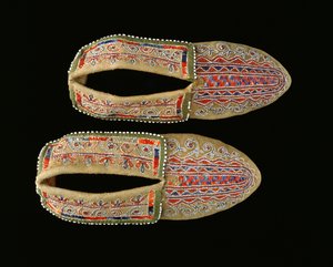 Moccasiner (läder, färgade piggsvinsfjädrar, pärlor  siden) av American School