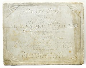 Platta för cenotafen som markerar platsen där Alexander Hamilton sårades dödligt under en duell med Aaron Burr, ca 1805 (marmor) av American School