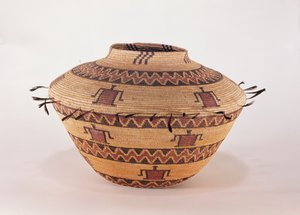 Pomo fjäderkantad förvaringskorg, från Kalifornien (vävd fiber) av American School
