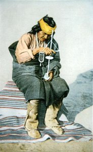 Pueblo Man Borrning Turkos, C.1905 (Färg Litho) av American School