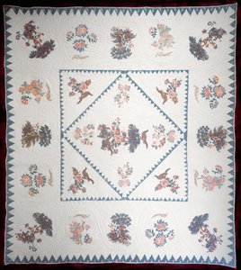 Täcke i Broderie Perse, ca 1800 (applicerad, tryckt bomull på quiltgrund) av American School