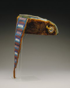 Turban, Mesquakie, ca 1880 (utterskinn, bomullstyg, sidenband, glaspärlor och björnklo) av American School
