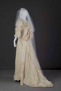 Bröllopsklänning, 1892 av American School