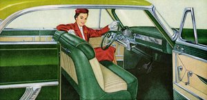 Kvinna sitter i förarsätet i en 1950-talscoupé av American School