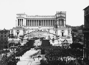 Fascistiskt firande till minne av den okände soldaten vid Altare della Patria (fäderlandets altare) i Rom, 1922-11-04 (s/v foto) av Anderson Anderson