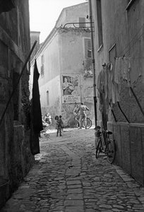 CROTONE ALLEY av Ando Gilardi