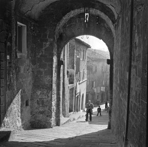 Vy över en gata i Abbadia San Salvatore, Siena, Toscana, Italien
