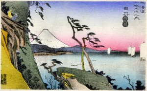 Geografi. Japan. Yui, utsikt över Fuji, snötäckt, från Satta-toge, med utsikt över Saruga Bay. (17:e stationen). Träsnitt av Hiroshige i: Femtiotre stationer på Tokaido (1833-1834). Vykort, Japan, ca 1900 (vykort)