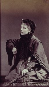 Porträtt av Sarah Bernhardt (1844-1923) i stadsdräkt av Andre Adolphe Eugene Disderi