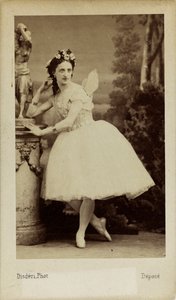 Porträtt av balettdansösen Marfa Muravyeva 1838-1879 i baletten Diavolina..., 1863. av Andre Adolphe Eugene Disderi
