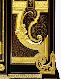 Detalj av en C-scroll-sockel av parkett med en satyrmask, från en Louis XIV ormolu-monterad petite armoire