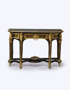 Ett av ett par ormolu-monterade bruna sköldpaddsbryggbord, c.1710 (ormolu, mässingsinlägg, sköldpaddsskal och läder) (se även 360580)