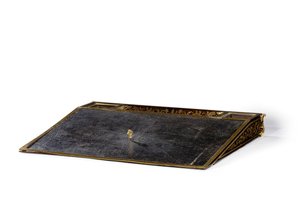 Regence ecritoire, ca 1715-20 (messing inlagt sköldpaddsskal & ebenholts) av Andre Charles (attr. to) Boulle