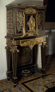 Art France: Skåpet pryder figuren av kung Ludvig XIV (1638-1715) i Hercules Gaulois. Möbler av Andre Boulle (1642-1733) ca 1700. Höjd: 1,87m. Paris, Louvren