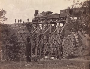 Bro på Orange och Alexandria Rail Road, som reparerad av arméingenjörer under överste Herman Haupt, 1865 (albumin silvertryck från glasnegativ)