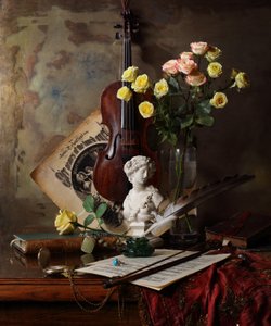 Klassisk fiol och rosor av Andrey Morozov