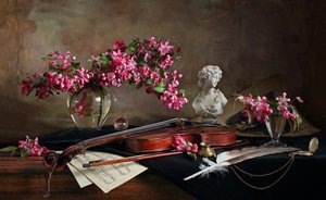 Stilleben med fiol och blommor av Andrey Morozov