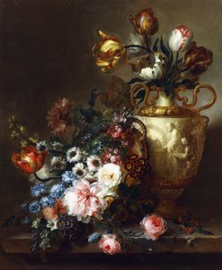 Tulpaner i en vas och rosor i en korg på en stenavsats, av Ange Louis Guillaume Lesourd Beauregard