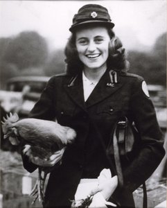 Kick Kennedy iklädd en amerikansk Röda Kors-uniform i London, ca 1943 (s/v-foto)