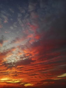 En eldig solnedgångshimmel