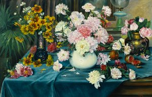 Pioner, rosor och andra blommor i vaser på ett bord draperat med en blå duk, 1913