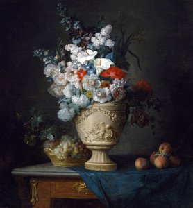 Bukett blommor i en terrakottavas med persikor och vindruvor