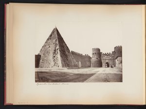 Vy över pyramiden av Caïus Cestius och Porta Ostiense i Rom, Italien Pyramid av Cestius. Roma (titel på objekt) av Anonymous